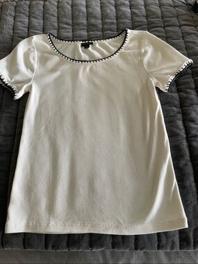 Short-Sleeve Rib-Knit Top with Black Contrast Trim